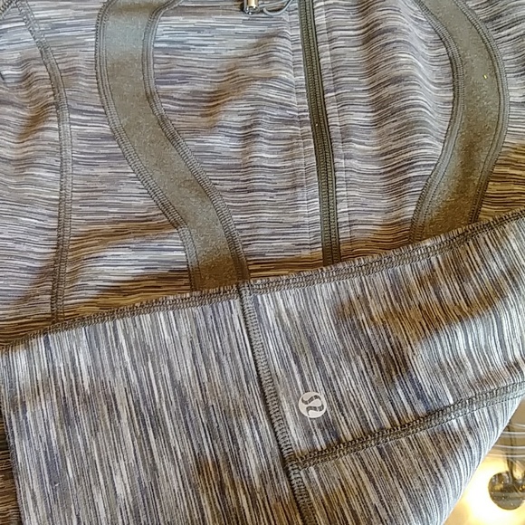 Lululemon Define track run Zip up hooded jacket sz 2 - Picture 16 of 16